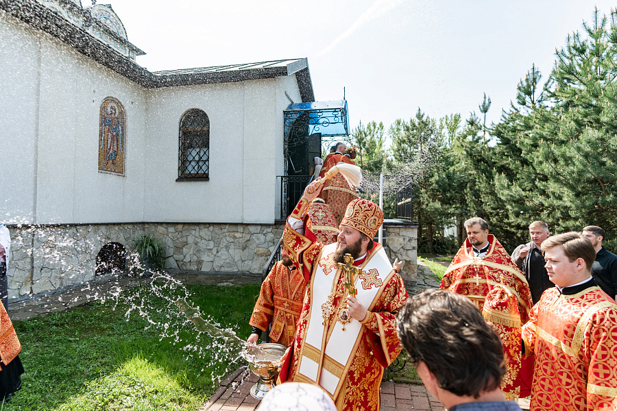 Божественная литургия в храме иконы Божией Матери «Нечаянная Радость» в посёлке санатория «Подмосковье» г.о. Домодедово